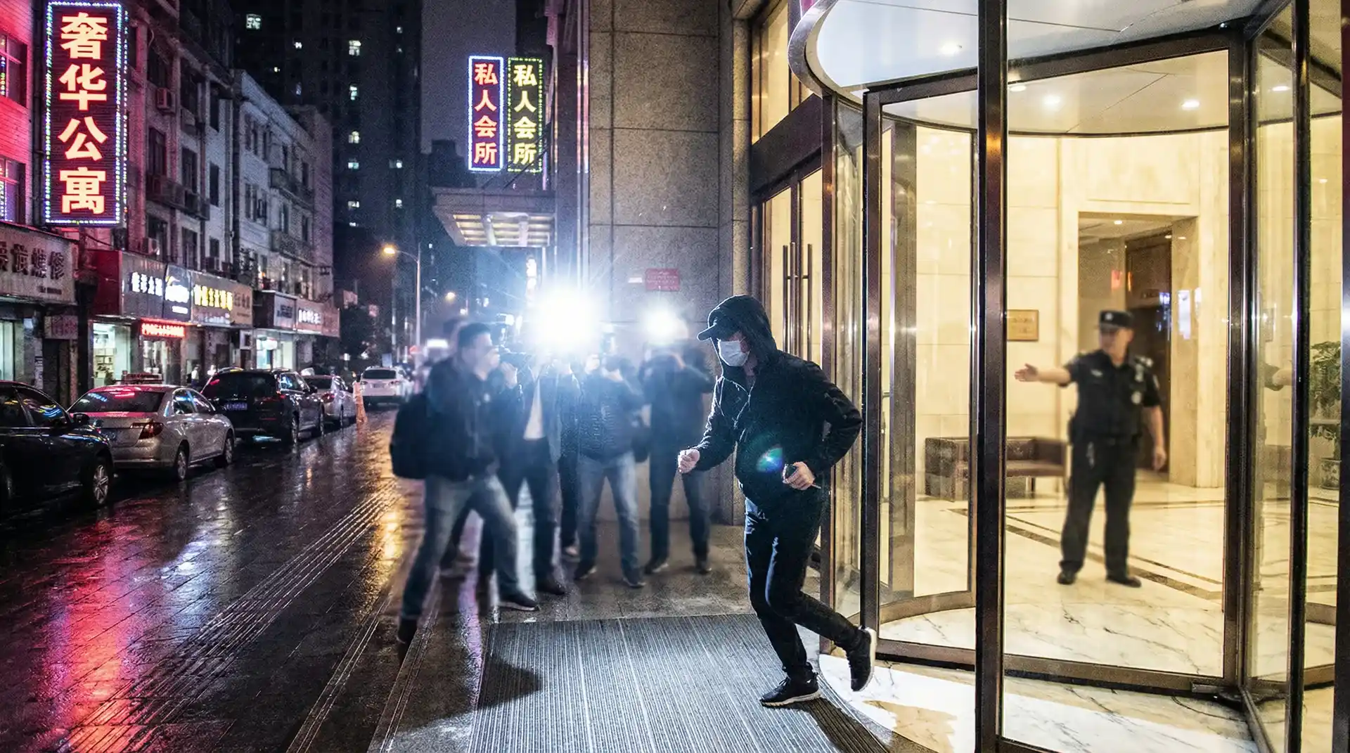 午夜久久福利 - 公寓楼下记者围堵